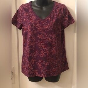 REITMAN’S BURGUNDY-DARK PURPLE FLORAL PRINT SHORT SLEEVE VNECK TOP